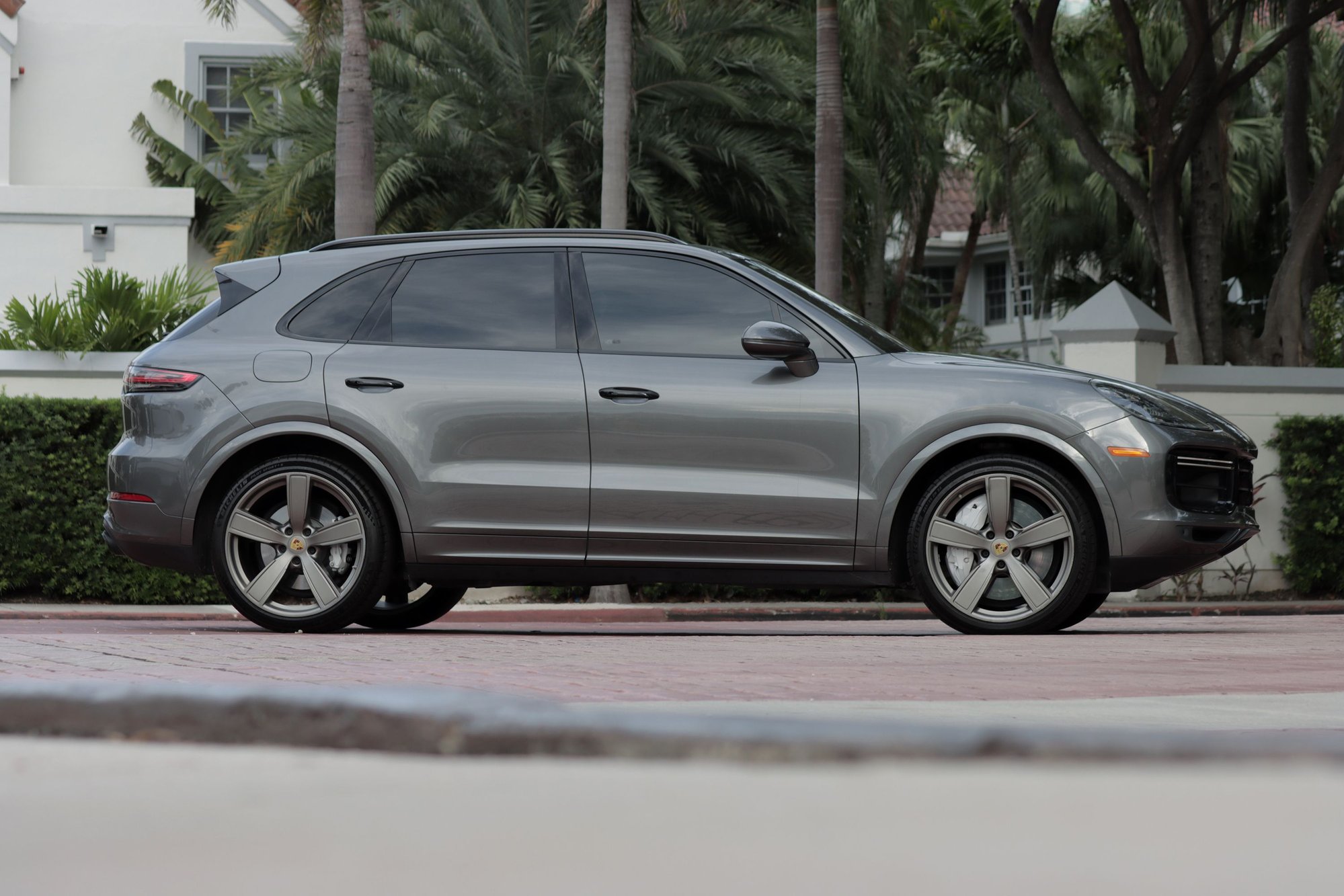 2019 Porsche Cayenne - 2019 Porsche Cayenne Turbo w/ 25K miles - Used - VIN WP1AF2AY4KDA81288 - 25,389 Miles - 8 cyl - AWD - Automatic - SUV - Gray - Aventura, FL 33180, United States