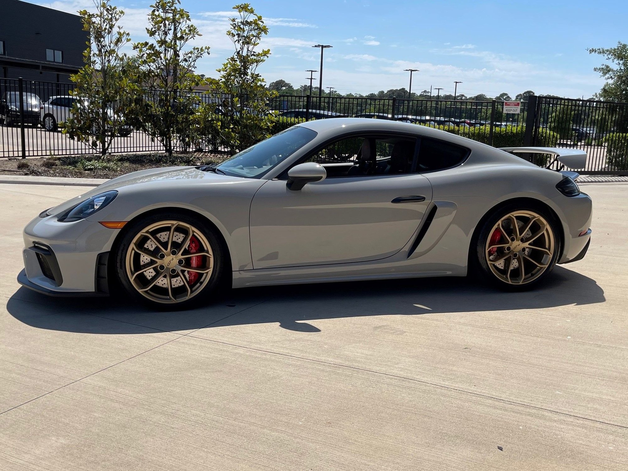 2020 Porsche 718 Cayman - 2020 718 GT4 (CHALK) - Used - VIN WP0AC2A83LK289153 - 3,607 Miles - 6 cyl - 2WD - Manual - Coupe - Other - Houston, TX 77090, United States