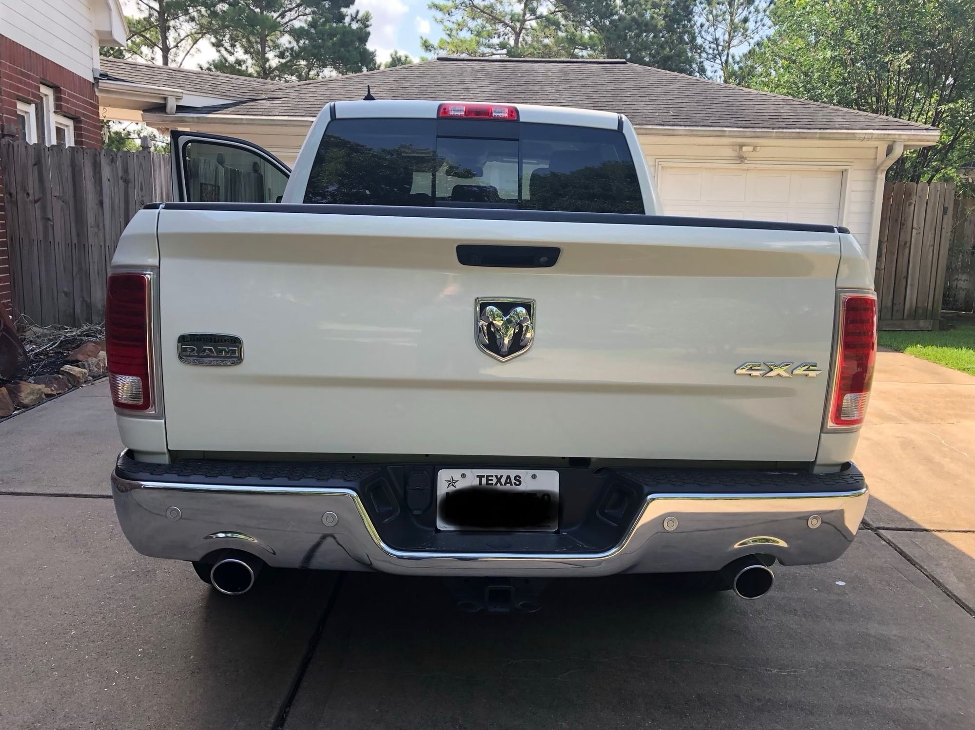 2017 Ram 1500 - 2017 Ram 1500 Longhorn 4x4, 28k miles - Used - VIN 1C6RR7PTXHS750888 - 28,000 Miles - 8 cyl - 4WD - Automatic - Truck - White - Houston, TX 77094, United States