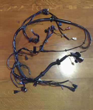 Engine bay wiring harness, the one leading to the injectors, the ISV, MAF, Air Intake Temperature Sensor, I still have to understand the few black plugs what are suppose to comand.