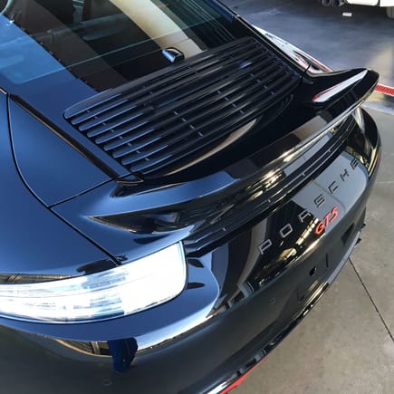 The 991.1 gts grill is missing a slat for the brake light. 