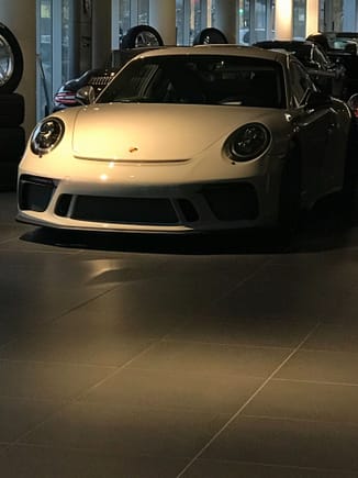 New white 991.2 on the vancouver showroom. I still need to see GR and chalk to help with decision making.