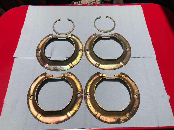 Two sets of backing plates and a set of bearing snap rings. Left set came from 928 Intl a few years ago. Right set came from donor 1988 S4 carriers.