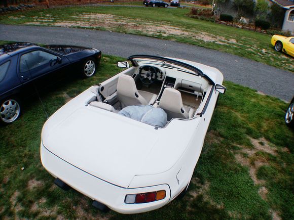 P5434 TassWhiteConvAbove1

Tass' gorgeous 928 convertible