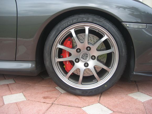 Porsche front pass siede TRM wheel PD smoke close up