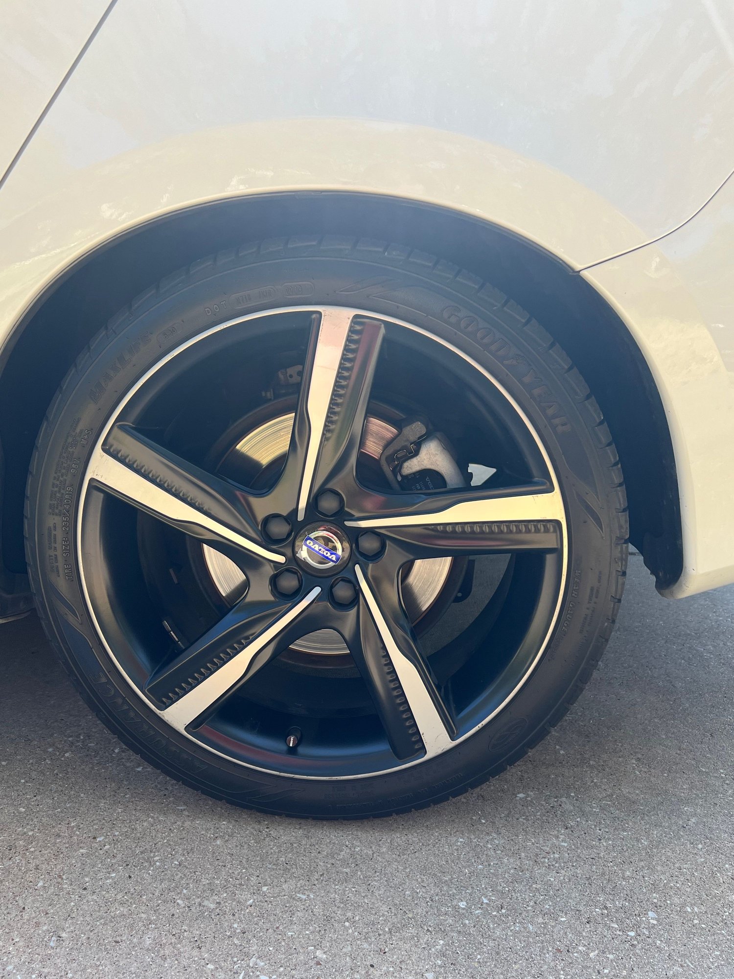 2016 Volvo S60 - 2016 Volvo S60 T5 R-Design with CPO Warranty til Nov. 2025 - Used - VIN YV126MFP1G2395379 - 4 cyl - 2WD - Automatic - Sedan - White - Austin, TX 78749, United States