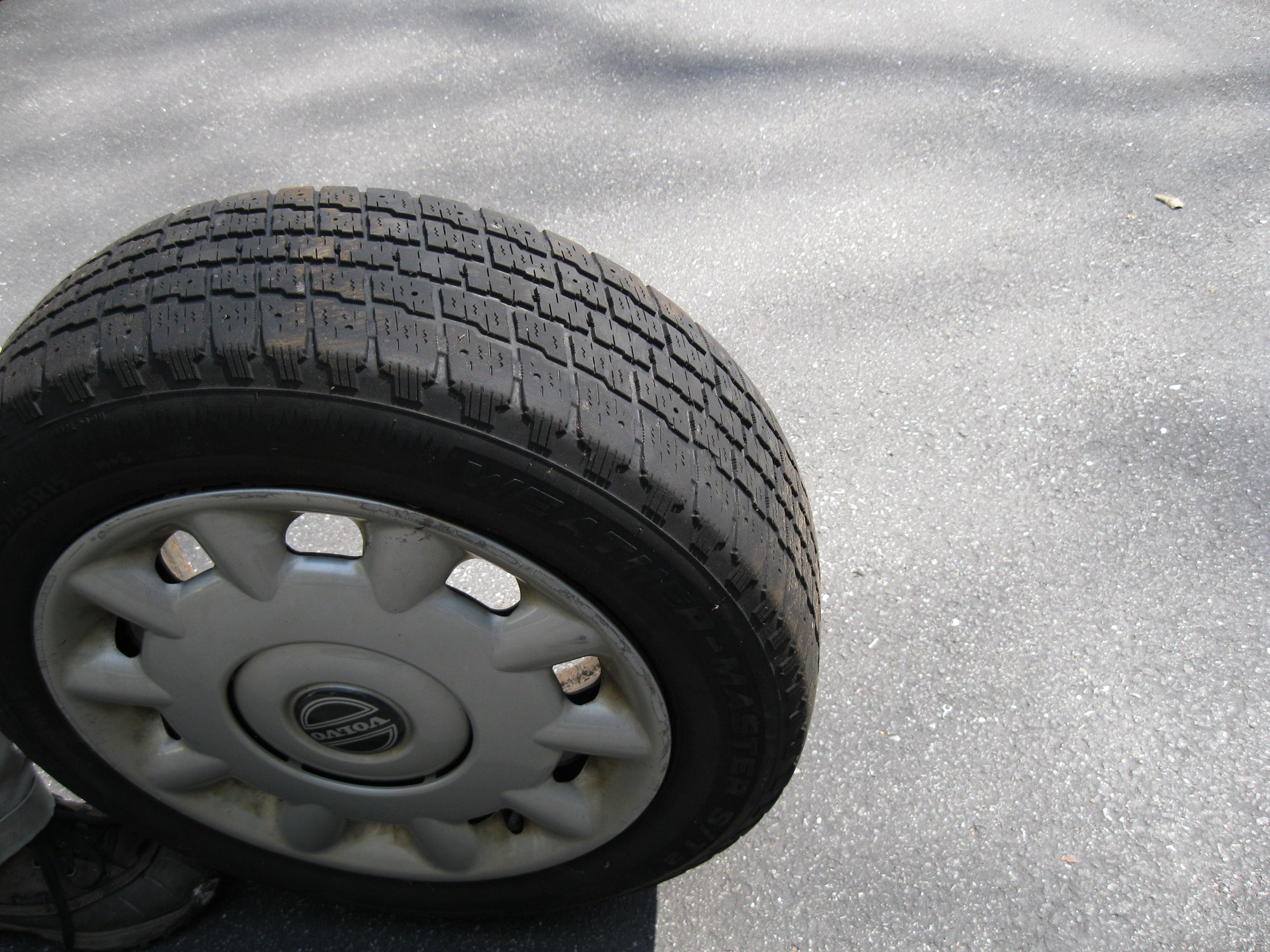 Wheels and Tires/Axles - 15" Winter tires/rims with factory hubcaps for Volvo 850/S70/V70s - Used - 1994 to 1997 Volvo 850 - 1998 to 2000 Volvo S70 - 1998 to 2002 Volvo V70 - Ridgefield, CT 06877, United States