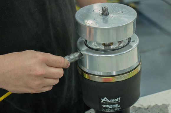 Air Testing a Arnott A-2571 New Front Right Air Spring for the 03-10 Cayenne (9PA)