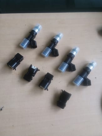 New Bosch 550 Injectors with attachmets to fit MANY Audi or VW cars