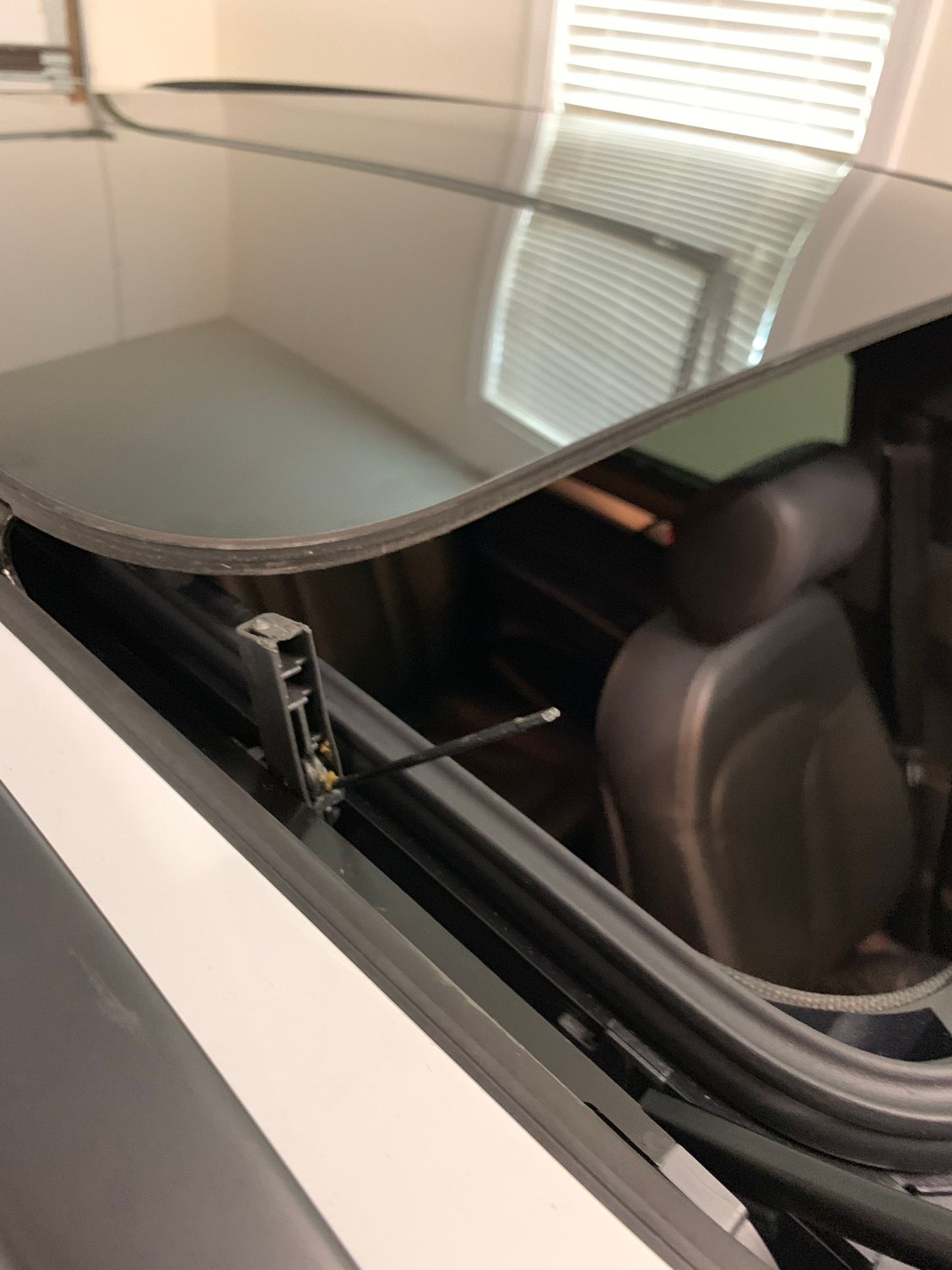 Q7 wind deflector left arm broken of panoramic sunroof AudiWorld Forums