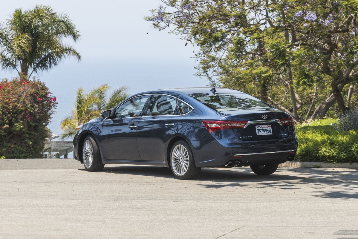 2018 Toyota Avalon Hybrid Review CarsDirect
