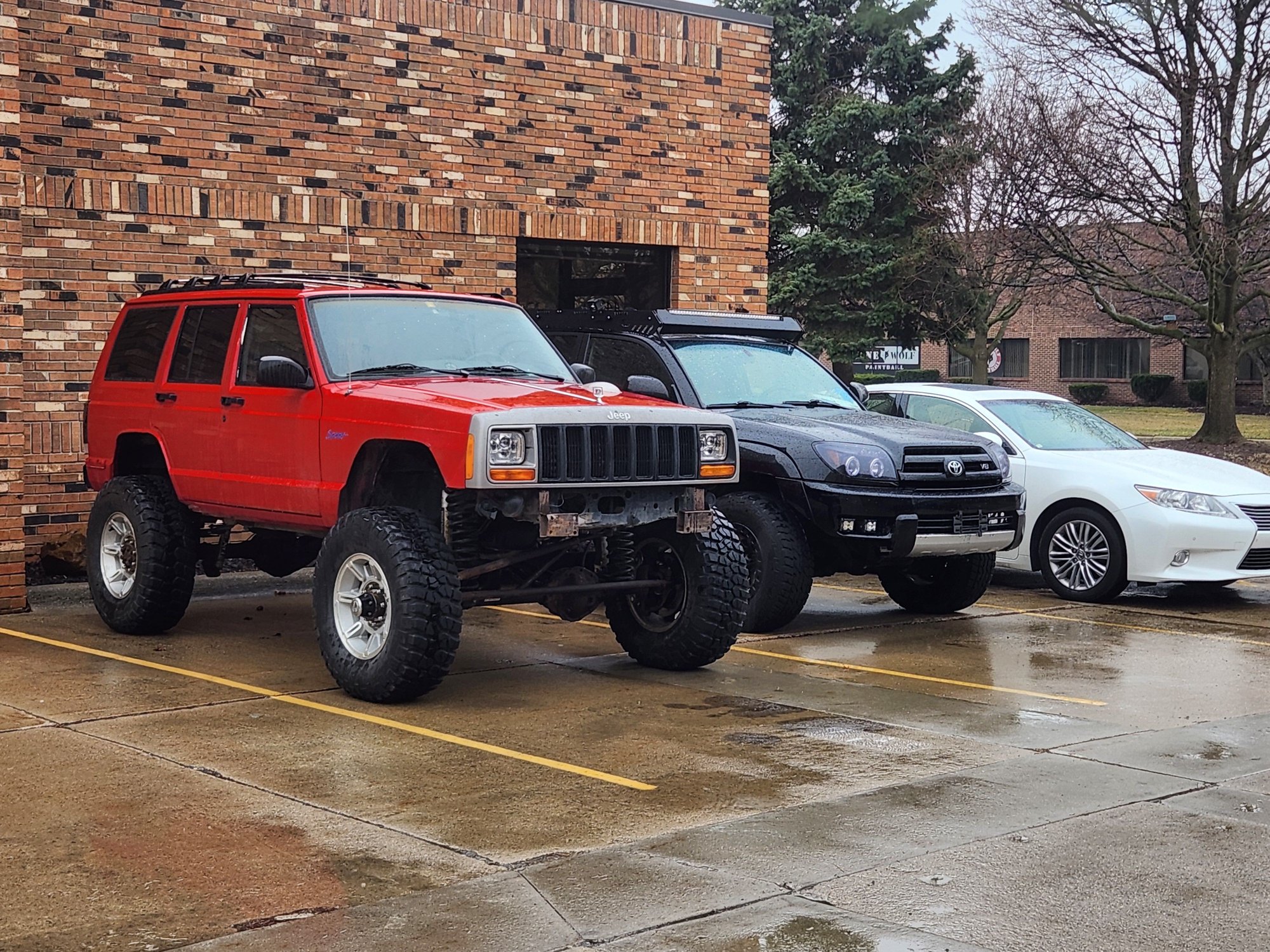 Fun little pic at work next to my buddies 4runner before the some more modifications but we will get to that soon just keep scrolling 📜 