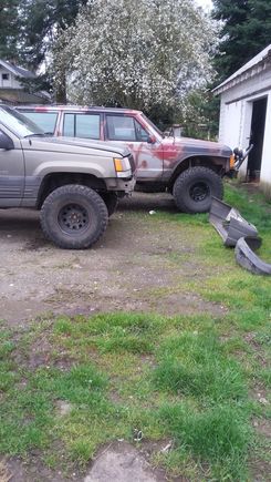 The reason it took so long. I fixed the flares in February but been spending the pasted couple weekends lifting my girls zj. It a 98 4.0l auto 242 3.5" maybe a bit more and my old 33s.