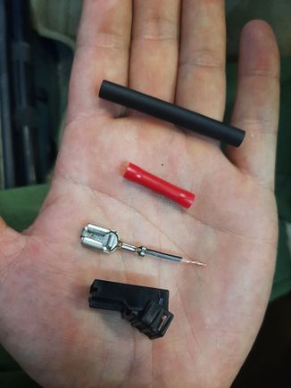 I opened up the plastic connector. I do not like using these type of connectors, but when I do I make sure to do a pulltest, check connection with a multimeter, and use heatshrink afterwards. Preferably I would like to use the ones that have the solder prepackaged inside of it.