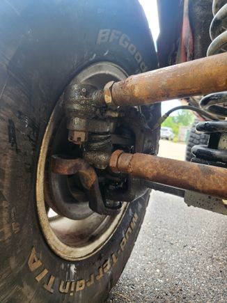 Least its over the knuckle steering but hey surprise!!!! Still under axle track bar so the bump steer is hilarious 😂 makes you wonder if you are gonna yeet into a tree sometimes 