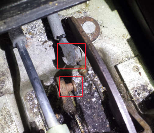 Just a more up-close shot to show you how it's broken. And yes, I know it's dirty. I didn't have her for the first 284k :P