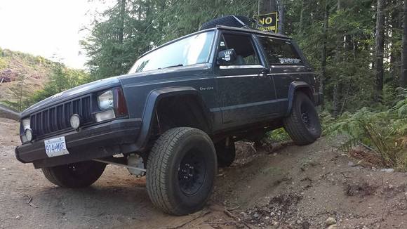Removed my front swaybar, went and tested the flex out. Not too bad for a cheap setup! The rear swaybar I already removed while doing the lift.