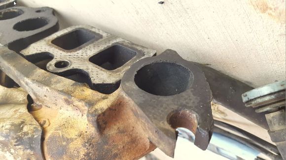 the bottom left you can see where on the exhaust manifold where the exhaust had been leaking through the gasket