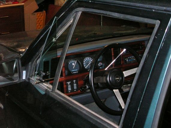 Being the smoker that I am, any rear seat passenger is gonna love my latest Bone-Yard scavenge! A set of pivoting Wing Windows (and a couple other parts) for $36 and about 1-1/2 hours playing in "The Man Cave" to swap them in.