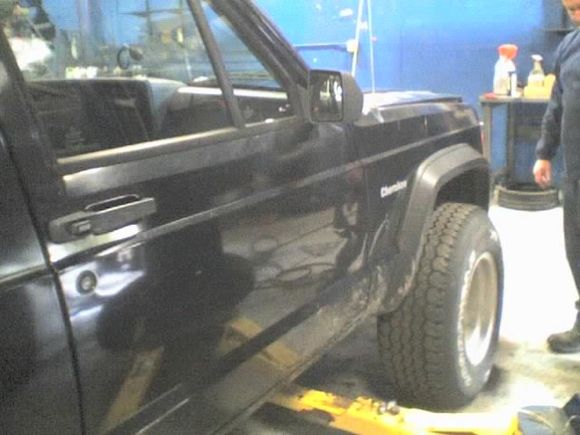 put my buddy's 15x10 wheel  and 31x 10.5 x 15 tire on....looks sweeet