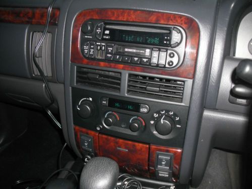 The multi CD player was replaced by a single player with updated functions.