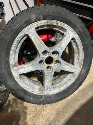 Heat and pry off the plastic cap and these G6 rims are hiding underneath 