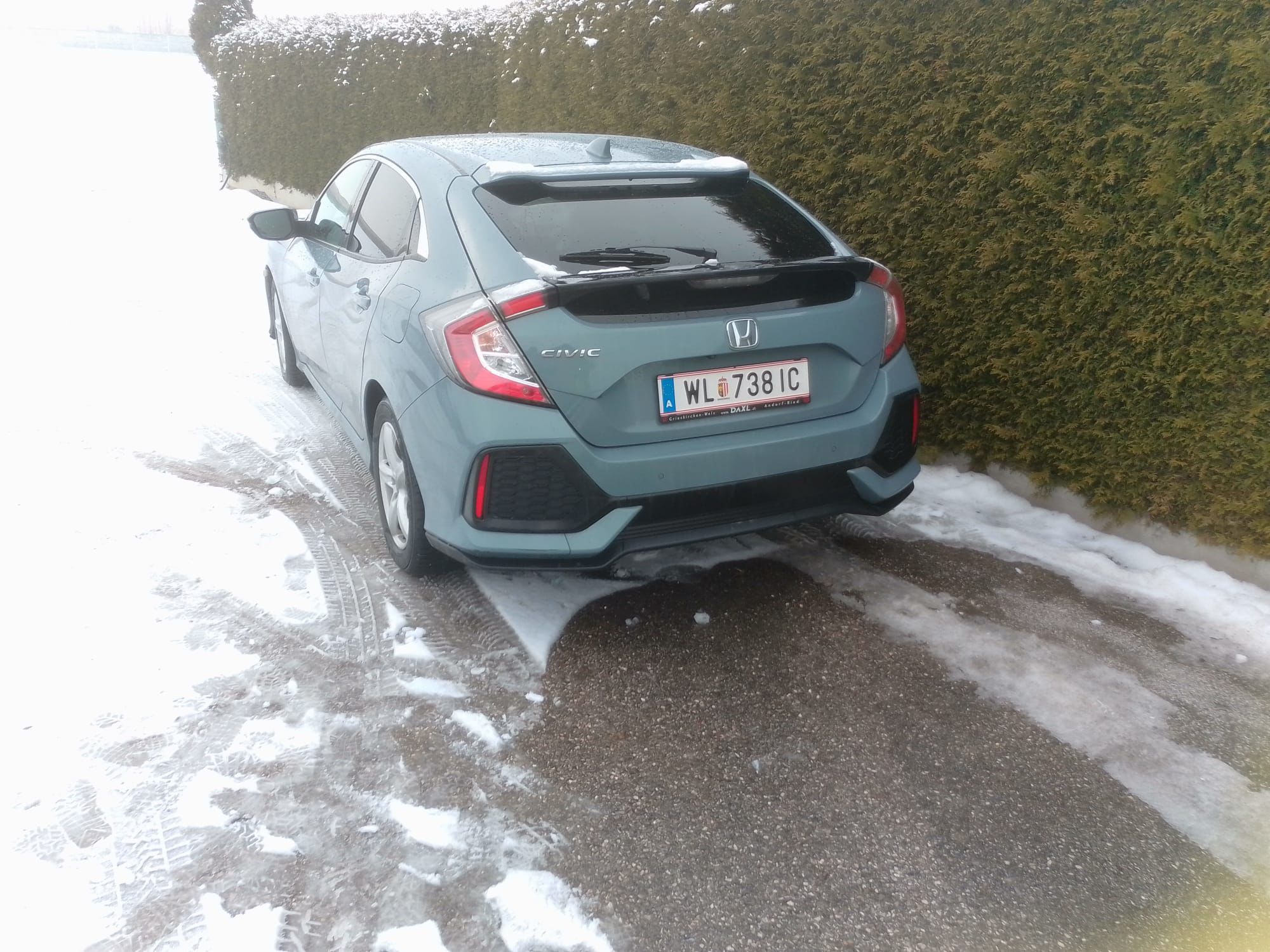 2018 Honda Civic - Crashed Honda Civic 2018 1.0 lieter Vtec - Used - VIN SHHFK6860HU017615 - 3 cyl - 2WD - Automatic - Hatchback - Gray - Pichel Bei Wels, Austria