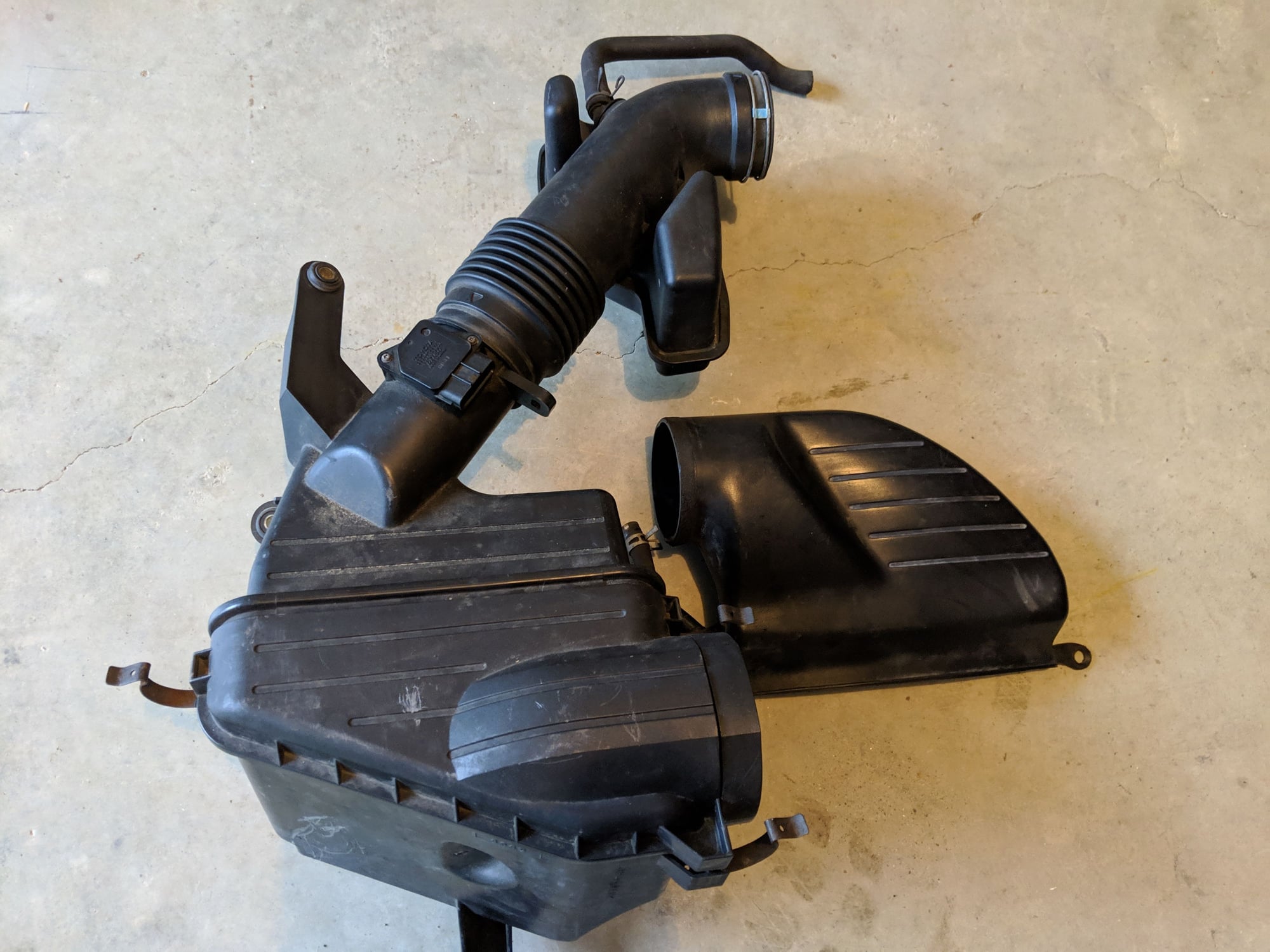 Engine - Intake/Fuel - 01-05 IS300 OEM Intake/Airbox - Used - 2001 to 2005 Lexus IS300 - Mason, OH 45040, United States