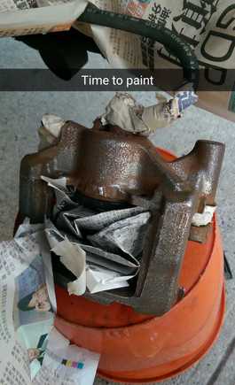 I tried to get off as much rust as possible.... It's very tedious job so i just said screw it and start painting....