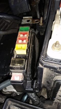 120A fuse missing. However, not my fuse block.. and poster managed to break mounting tab. The general theme of auto repair is you don't do the repair unless you do not know what you're doing...