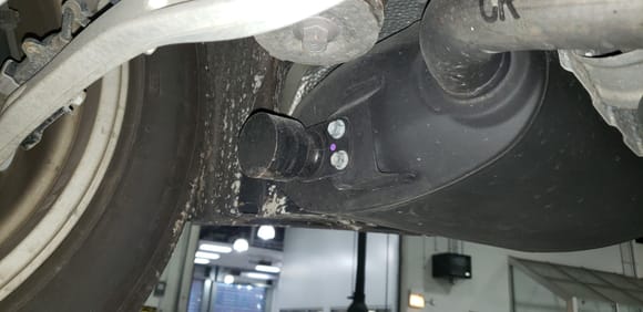 LS460 images on lift courtesy of McGrath Lexus. (It pays to buy parts from the dealer when you need a favor) The earlier LS460 employed fibre insulating washers on both sides of the mounting bracket. Later LS460 exhaust dampets do not use fibre washers, as here
