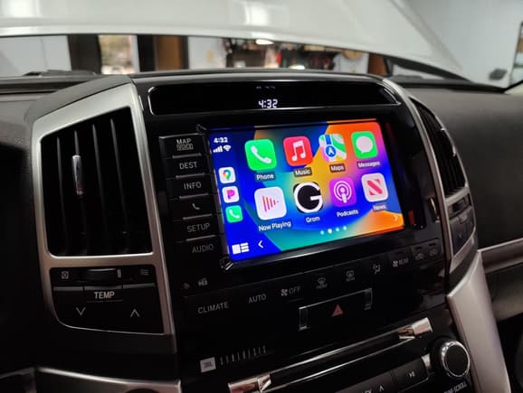 GROM VLine VL2 system on the factory car stereo, for CarPlay and Android Auto integration.