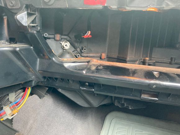 White stub is the damper axle, glovebox is 6 screws and a tilt to remove 