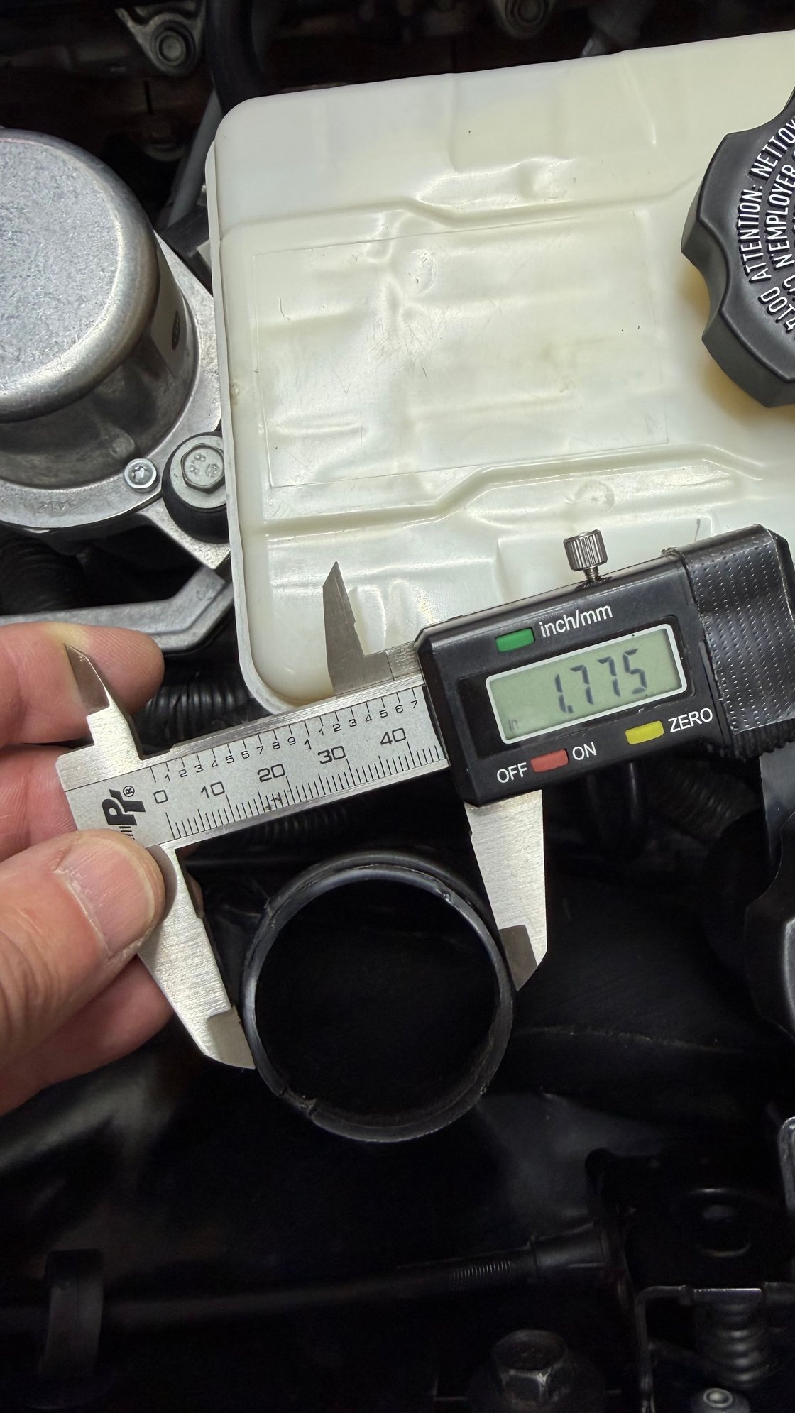 Measurement of reservoir neck - note small cut out area that accepts notch in washer cap so it doesn�t rotate