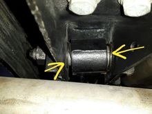 Should there be a gap between the strut rod and the bracket?