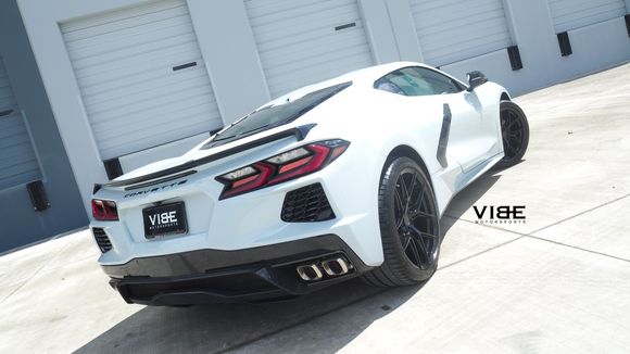 AG M580R Gloss Black on White Corvette C8