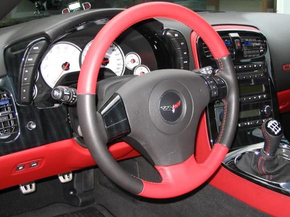 Down South Vettes steering wheel, Apsis CF dash, steering wheel spokes, white face gauges