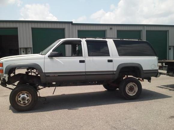 SOLD THIS BACK IN 07 AS ULTRA CLEAN STOCK(EXCEPT FOR BODY LIFT AND 33s) WITH JUST OVER 100K MILES ON THE VORTECH 454 DRIVETRAIN......JUST GOT IT BACK AS A BODY AND FRAME W/SAS AND 119K ON IT....STILL DOESNT HAVE 1 DENT ON THE BODY!....CUMMINS TIME!!!!!!!