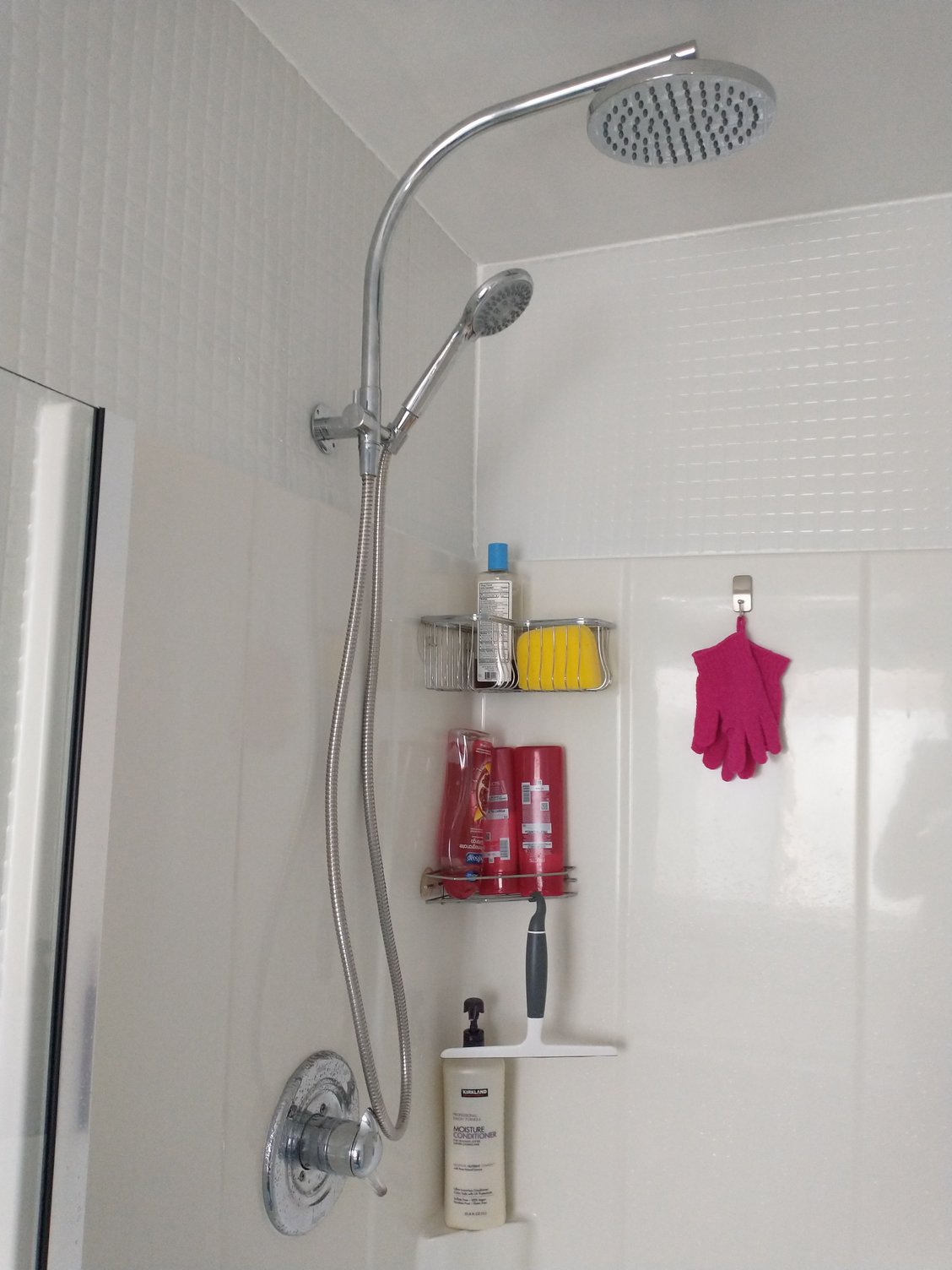 Need help why the shower head is dripping with funny pattern