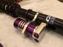High/low speed compression adjustment knobs on the external reservoir 
