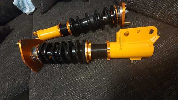 Shocks. Yellow color have been replaced to red, same that valve cover.