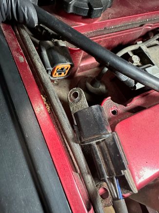 O2 sensor connector attached to metal bracket