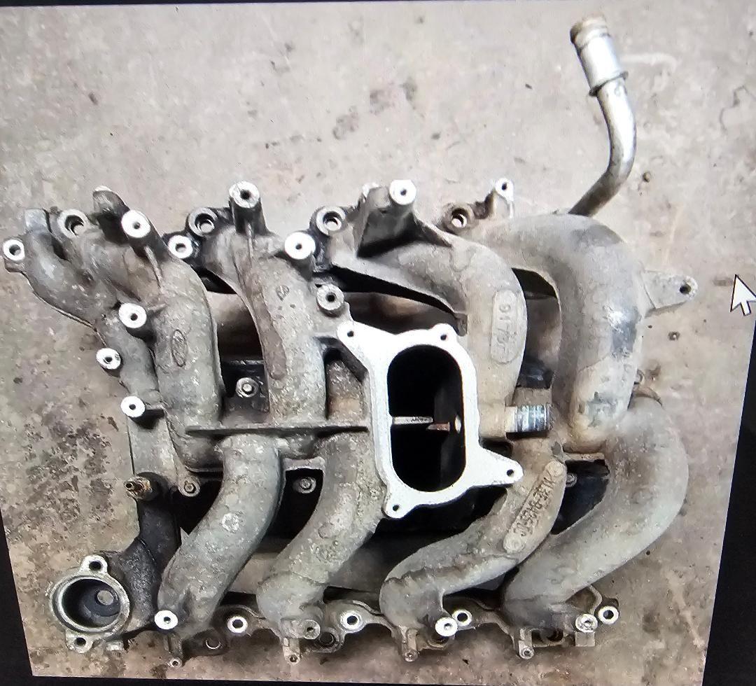 1999 5.4l upper intake manifold with Heater hose connection Ford F150