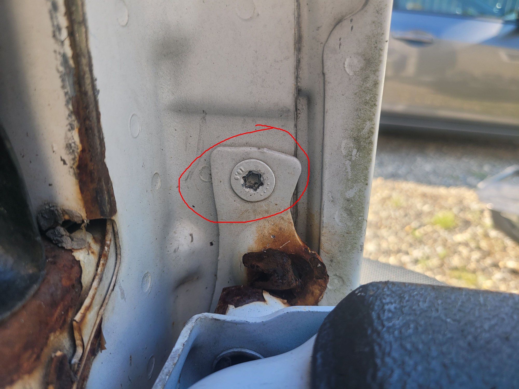 Need help identifying what tool I need to remove tailgate Ford F150