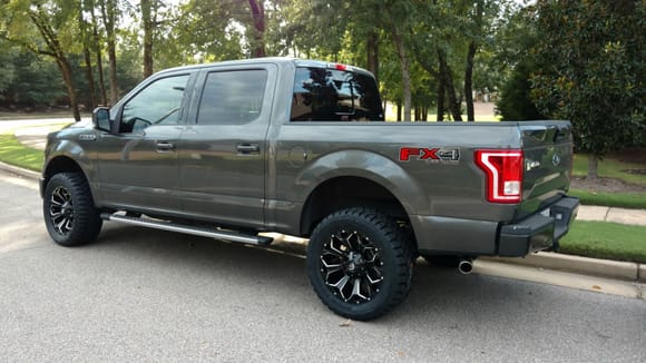 Autospring 2.5 Front and Rear Leaf Kit, 20x9 +1 Fuel Assault with 33x12.5x20 Toyo RT's