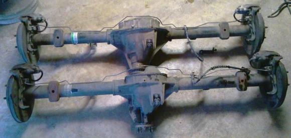 Difference in the rearends. Top is 9"