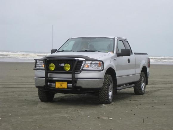 Fefay's latest adventure, out on the Ocean City, Washington beach with the new DC tires.  Not much of a test since the beach can be easily driven in 2wd, but it was still a fun little outing... just stay far away from the actual Surf.  Saw a lifted Chev 1/2ton with 35in tires get stuck and washed in the incoming tide.  $$$illy!