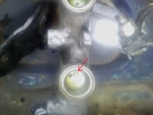 This pin (red arrow) keeps the secondary piston in, similar to the external screw on older models. Note the green, oxidized (?) brake fluid!