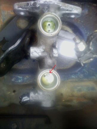 This pin (red arrow) keeps the secondary piston in, similar to the external screw on older models. Note the green, oxidized (?) brake fluid!
