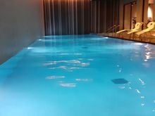 Swimming pool  in the basement ( 45min timeslot needing to be booked when i was there) Gym in upper right hand corner ( behind glass with separate entrance). Small  jetted tub ( same tempreature as the pool) also at the top right corner of the pool